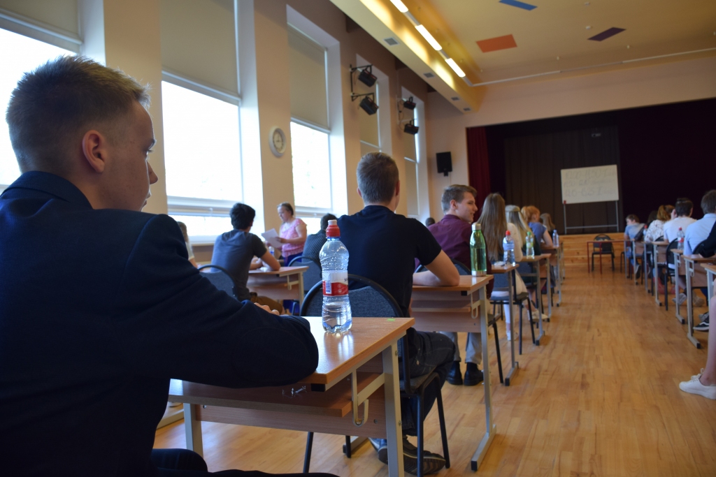 PAR NĀKOTNI JĀDOMĀ. Šie Aizkraukles novada vidusskolas devītklasnieki eksāmenu kārtoja pērn, un daļa no viņiem mācības turpina vidusskolā.