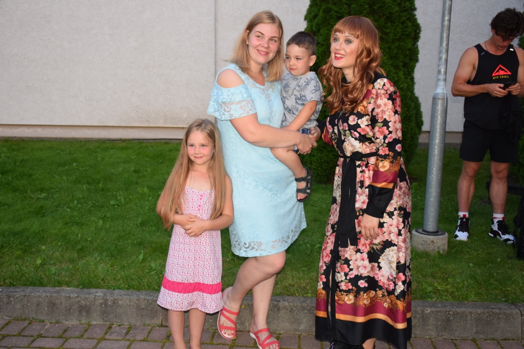 Fani stāv rindā. Pēc grupas “Triānas parks” sirsnīgā koncerta ar solisti Agnesi Rakovsku vēlējās nofotografēties tik daudzi fani, ka izveidojās pat rinda.