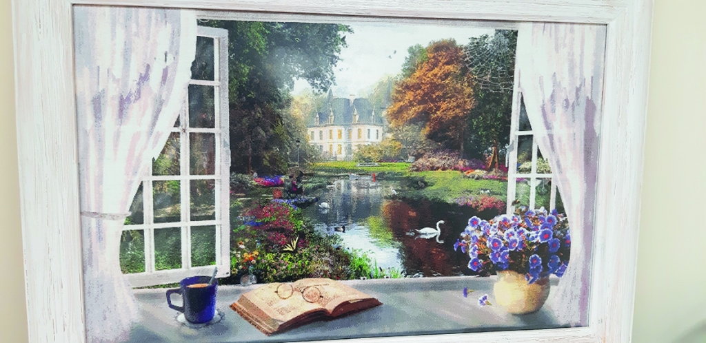 Krustdūrienā izšūtās gleznas apbur ar savu smalkumu, krāsu niansēm un apbrīnojamo rokdarbnieču pacietību.