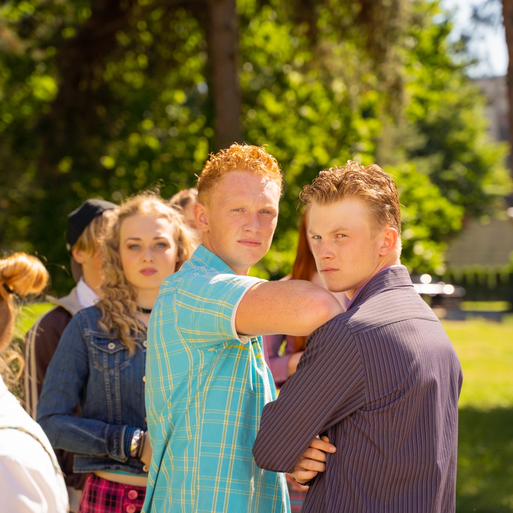 SPICIE JAUNIEŠI jaunajā filmā “Tizlenes”. Pļaviņietis Mārtiņš Zeps — no labās.