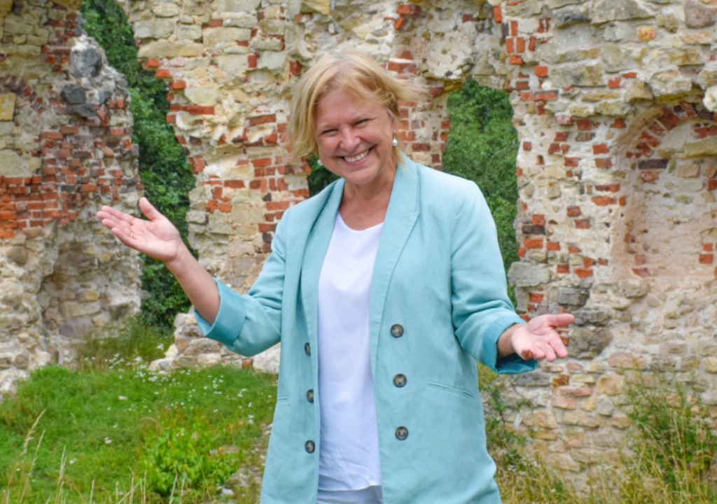 Nedaudz no senatnes. Vēsturiskās vietās, tajā skaitā Aizkraukles pilsdrupās, Ilze Šarkovska-Liepiņa var būt tuvāk arī senajai mūzikai.