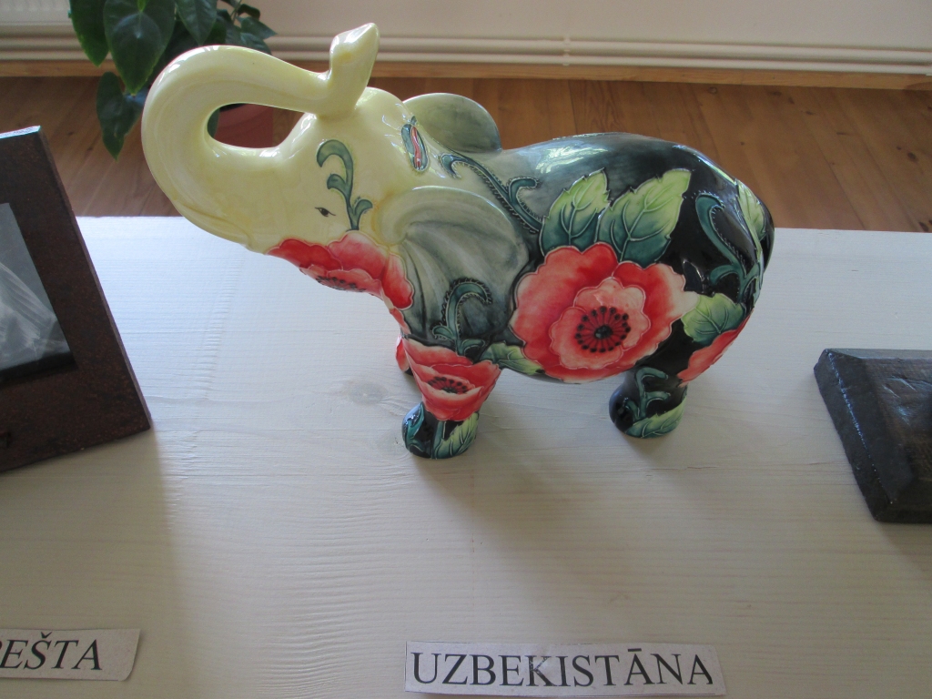 Ziedošais. Šis krāšņais zilonītis atceļojis no Uzbekistānas.