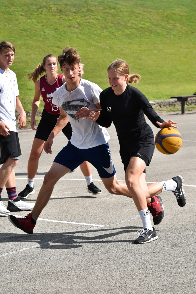 Aizkraukles strītbola turnīru izdaiļoja divas meiteņu komandas, kas iepriecināja ar savu sniegumu un neatlaidību.