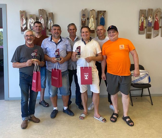 Kopā ar labākajiem. Sacensību galvenais tiesnesis Ainārs Krastiņš (no labās) kopā ar labākajiem zolmeistariem.
Autors: no Aināra Krastiņa albuma