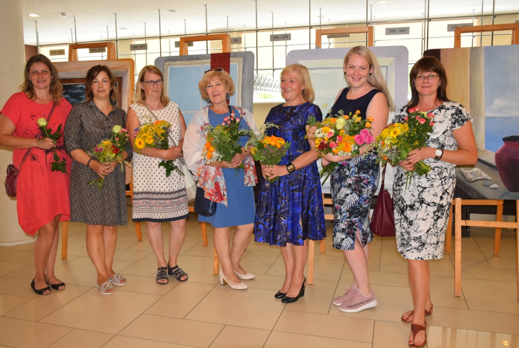 IZSTĀDES ATKLĀŠANĀ. No kreisās — Guna Zablocka, Ineta Simanoviča,  Līga Lukstiņa, Laila Krūmiņa,  gleznošanas  studijas vadītāja Dzintra Cepure, Dace Koja un Maija Supe.  Aiz kadra — Zigrīda Annuškāna.