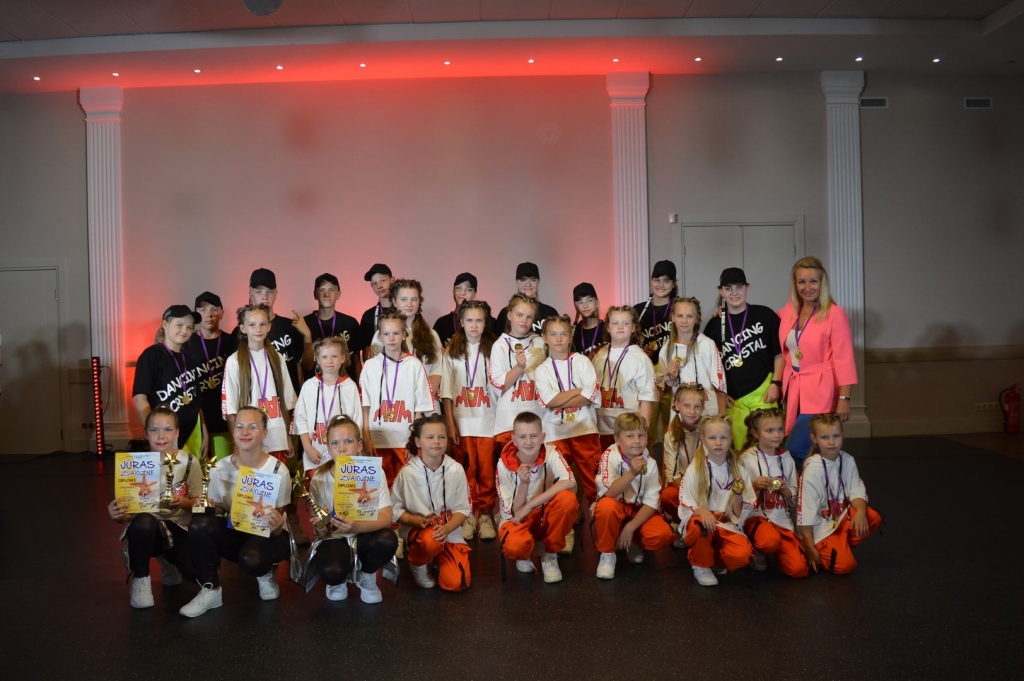 Izdejo godalgas. Pēc pārtraukuma mūsdienu deju studijas “Dancing Crystal” dejotājiem (vadītāja Tatjana Zagorska) atkal bija iespēja piedalīties konkursā klātienē. Tas bija starptautiskais konkurss “Jūras zvaigzne” Jūrmalā, no kura pļaviņieši atgriezās mājās ar godalgām. Pirmo vietu ieguva gan deju grupa “Shiny Crystal ”, gan “Crystal” un arī trio “Two Thirds” — Adele Bērziņa, Rebeka  un Ramona Ivanovas. Meitenes saņēma arī žūrijas simpātiju balvu.
Autors: no Tatjanas Zagorskas albuma