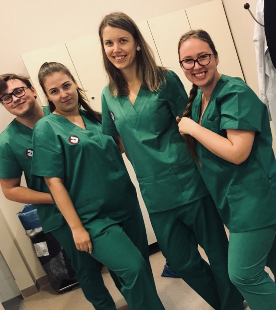 Kopā ar grupas biedriem. Ramona (pirmā no labās) gatavojas doties uz pirmo operāciju.
Autors: no privātā albuma