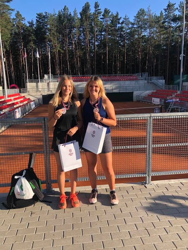 Sacensības noslēdz ar sudraba godalgu dubultspēlēs. Aizkraukliete Dārta Vorslava (no labās) ar pārinieci Evelīnu Ķīvīti no Liepājas.
Autors: no personīgā albuma