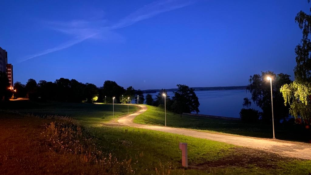 Pievilcīga ainava. Iedzīvotāji, kas Stadiona ielā mēdz pastaigāties vai sportot, par apgaismojumu diennakts tumšajā laikā ir patīkami iepriecināti. Tas deg visu nakti, veidojot skaistu gaismas ceļu un pievilcīgu ainavu.
Autors: Leons Līdums