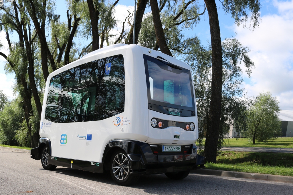 PIRMOREIZ LATVIJĀ divās pilsētās tiek izmēģināts bezpilota autobuss. No šodienas tas divas nedēļas kursēs Jelgavā, bet 9. septembrī pulksten 11 šāda bezpilota autobusa atklāšanas pasākums plānots Aizkrauklē, Muzeja ielā.
Autors: no Zemgales plānošanas reģiona