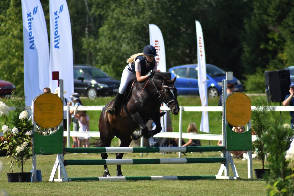 SACENSĪBU PRIEKS pļaviņietei Lindai Kalvišai.