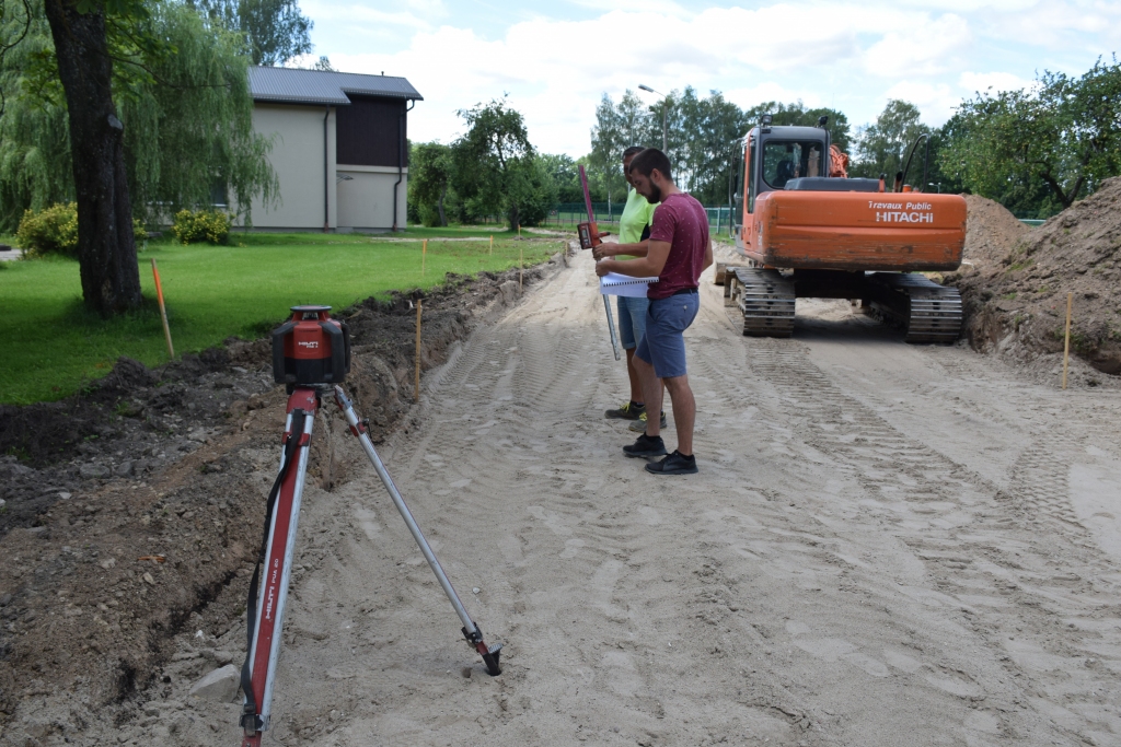 Darba procesā. Mērnieki Guntars un Ivo objektā pie Kokneses vidusskolas nosprauž trasi, iezīmējot piebraucamā ceļa vietu.