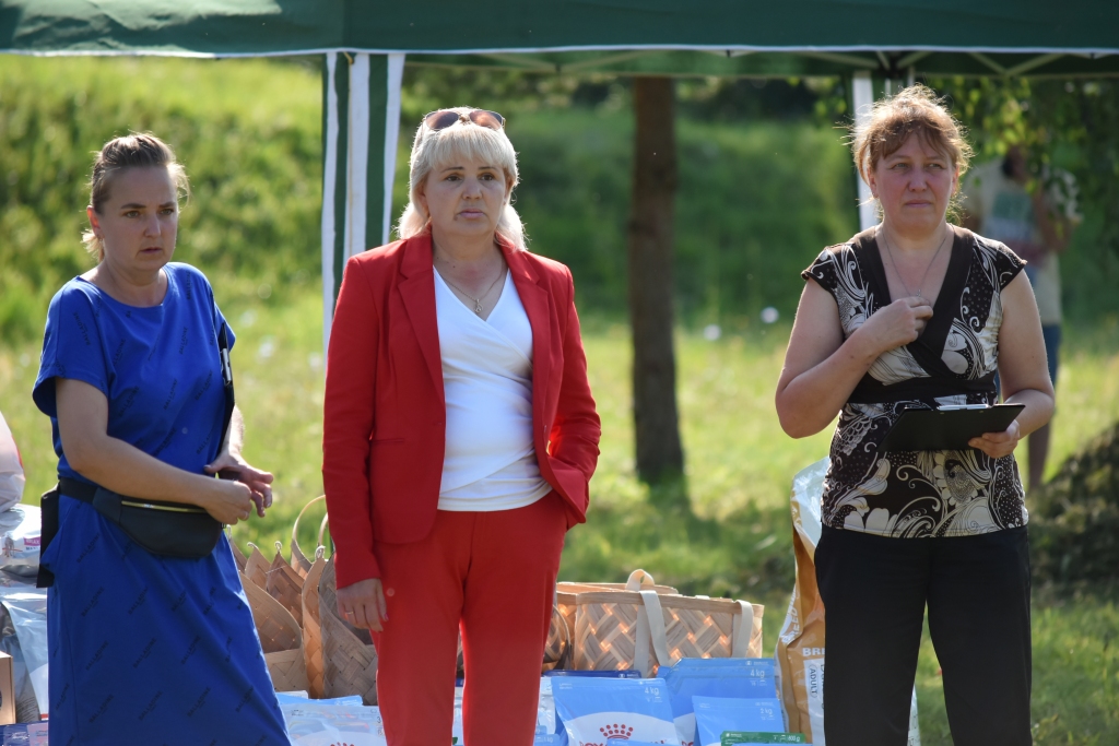 Sākam izstādi! Kinoloģiskā kluba “Golden dog” vadītāja Olga Riekstiņa (no kreisās), tiesneses Svetlana Belika un Svetlana Greiškane.