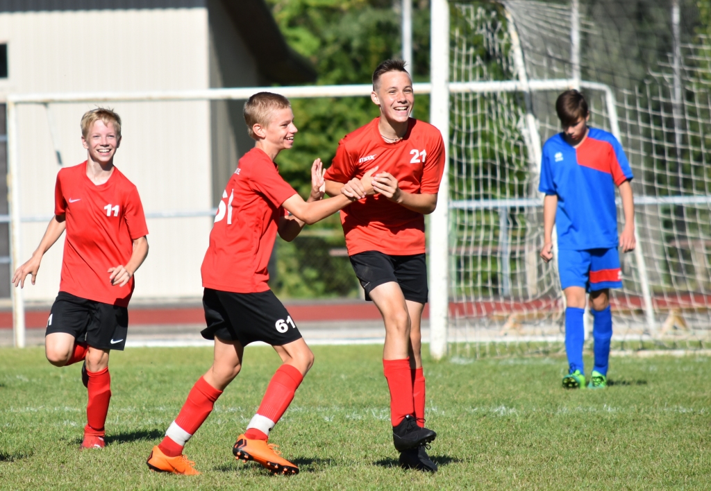 Vārti! Par iesistajiem mača pirmajiem vārtiem priecīgs ir Ņikita Hondoško (pirmais no labās). Viņu sveic komandas biedri Alekss Vinogradovs (vidū) un Gatis Belickis.
