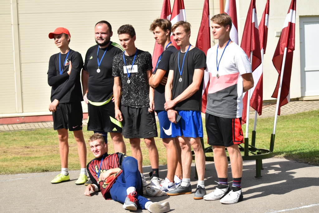 Piekāpās labākajiem. Florbola sacensībās 2. vietu izcīnīja komanda no Jaunjelgavas “Tava māte”.