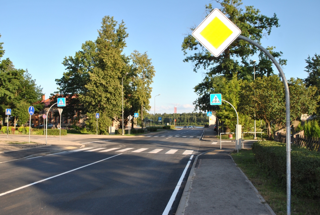 DARBS AR DEFEKTU. Ielas posms atkal atvērts satiksmei, tomēr defekti būvniekiem vēl jānovērš.