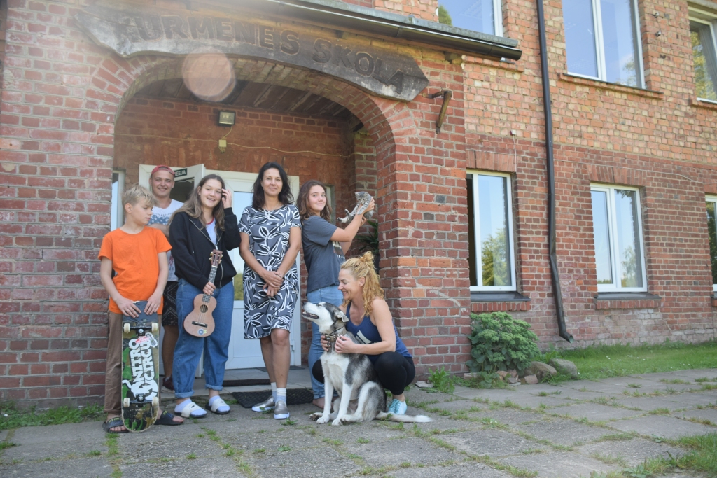 Rosība pilnā sparā! Kurmenes jauniešu mājas vadītāja Agita Krastiņa (treša no labās) kopā ar brīvprātīgajiem un palīgiem.
Autors: Imants Kaziļuns