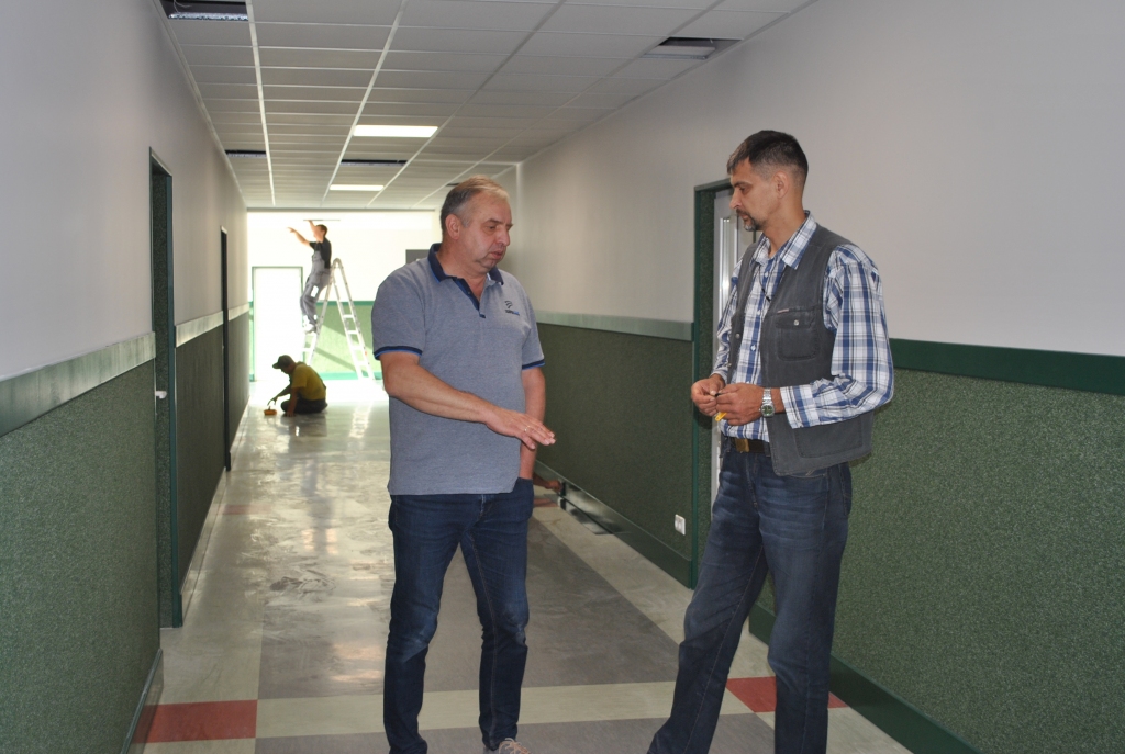 LABA SADARBĪBA. Andreja Upīša Skrīveru vidusskolas direktors Aldis Rakstiņš (no kreisās) pārrunā veicamo ar darbu vadītāju Aināru Bajāru no uzņēmuma “RL Būve”.