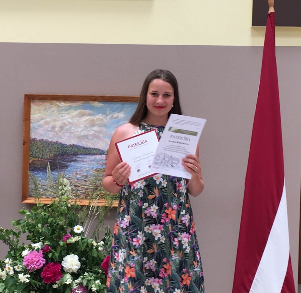 Laura ar diplomu un stipendijas sertifikātu.
Autors: no skolas mājaslapas