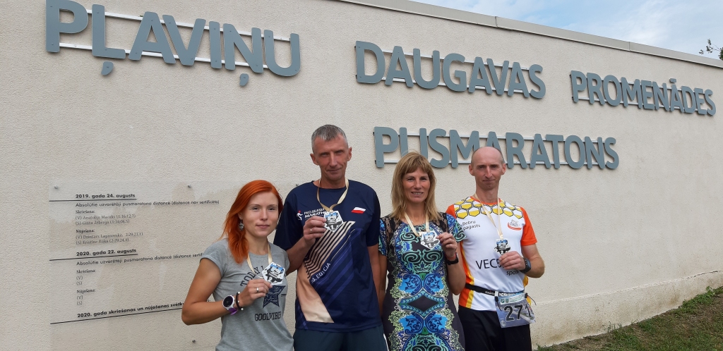 PRIECĪGI PAR PASĀKUMU UN REZULTĀTIEM ir Aizkraukles reģiona sportisti — Dzintra Skārda (no kreisās), Aigars Rublis, Angelika Panteļejeva un Artis Zvejnieks.