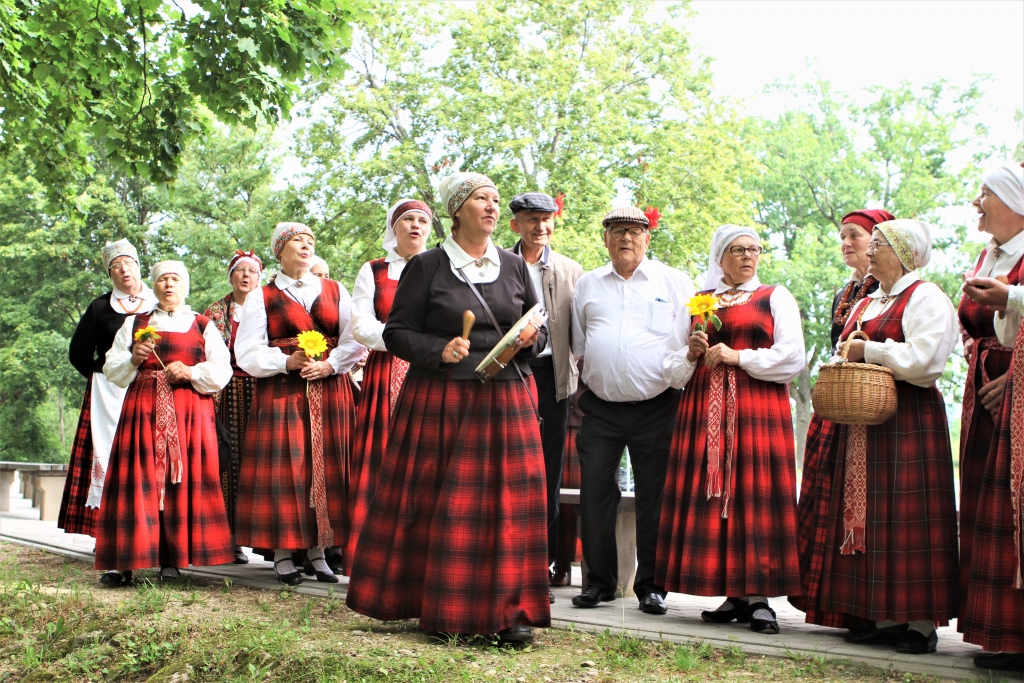 Dzied mājnieki. Viesus ar skanīgām dziesmām sagaidīja mājnieki — folkloras kopa “Urgas”.
Autors: Liesmas Kalves foto