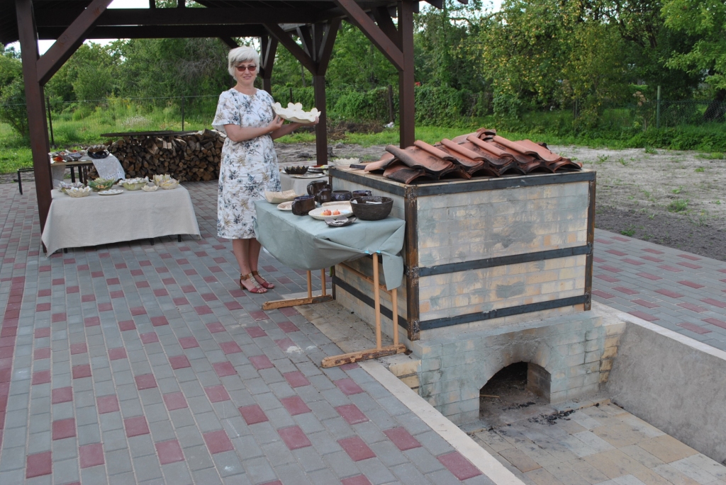 LABS PAPILDINĀJUMS mācību iestādei — āra keramikas ceplis, kas bija kolektīva un direktores Ivetas Ušackas iecere.