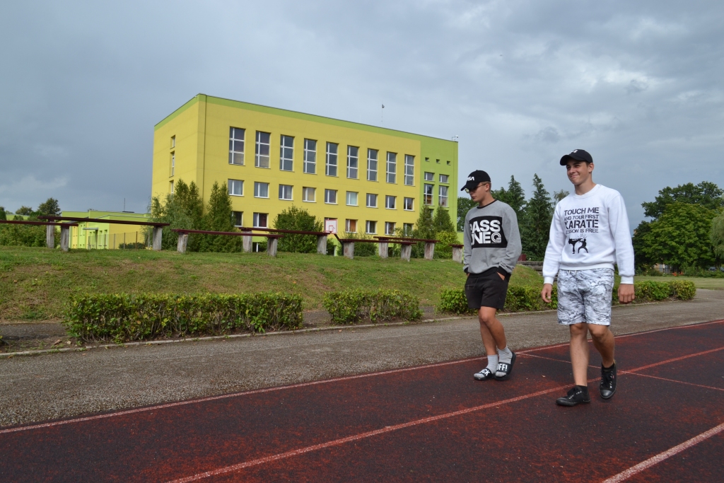 Kristers Antons (no labās) ar Deividu Lemesi Jaunjelgavas vidusskolas staidonā, kur 1. septembrī notiks svinīgā jaunā mācību gada atklāšana.
Autors: Imants Kaziļuns