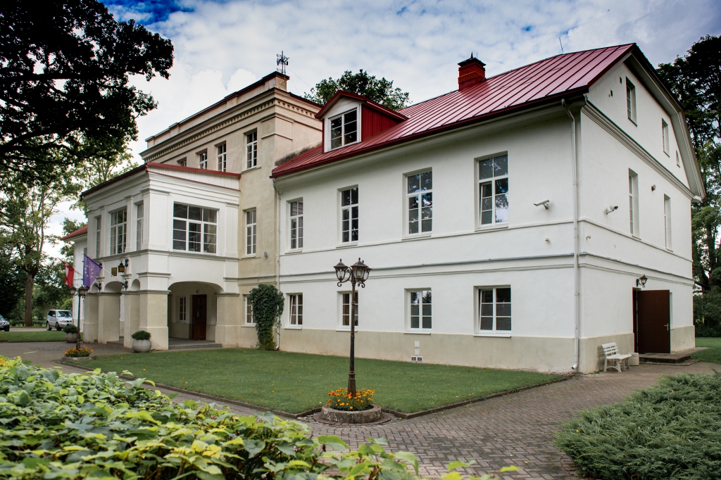 Mazzalves pamatskola. Pēc Zinību dienas svinīgā pasākuma Ērberģes parka estrādē pusvienpadsmitos skolas priekšā paredzēta skolēnu, vecāku un skolotāju fotosesija.