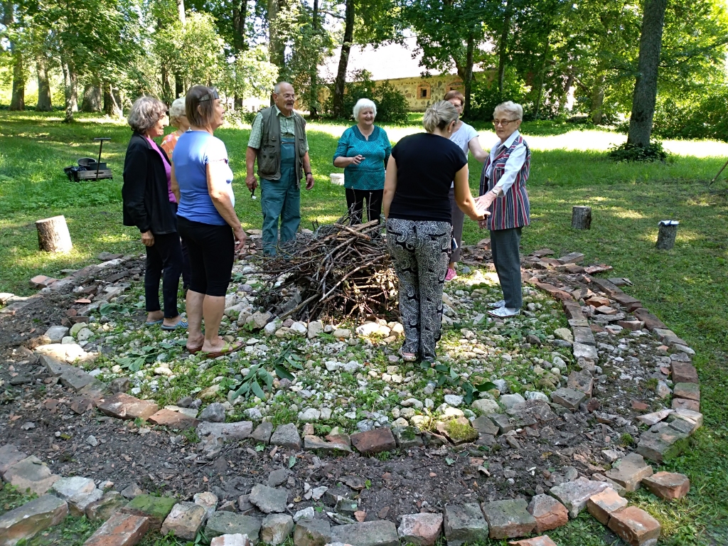 No vēsturiskajiem ķiegeļiem, kas salasīti pie vārtu stabiem, muižas parkā izveidota ugunskura vieta.
Autors: Ilmas Svilānes un Mirdzas Elstes foto
