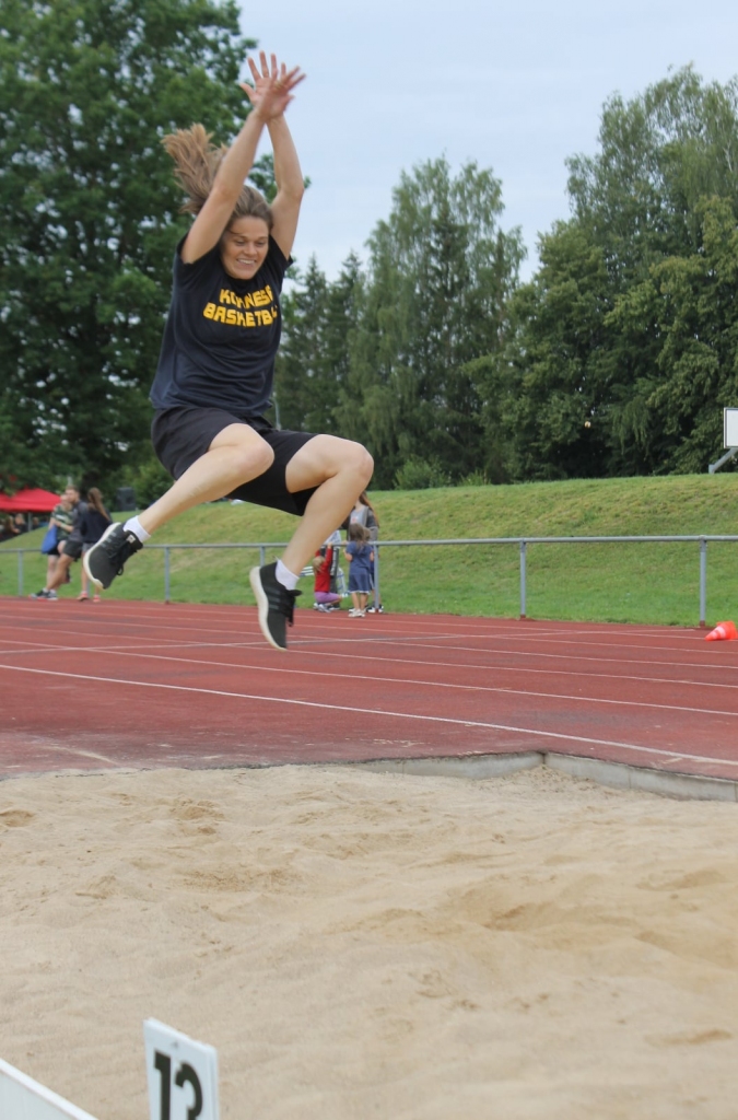 Koknesiete Agra Bēzriņa uzvarēja individuālajās sacensībās sieviešu konkurencē tāllēkšanā, zābaka mešanā un smaguma turēšanā.
Autors: Katrīna Vīgupe