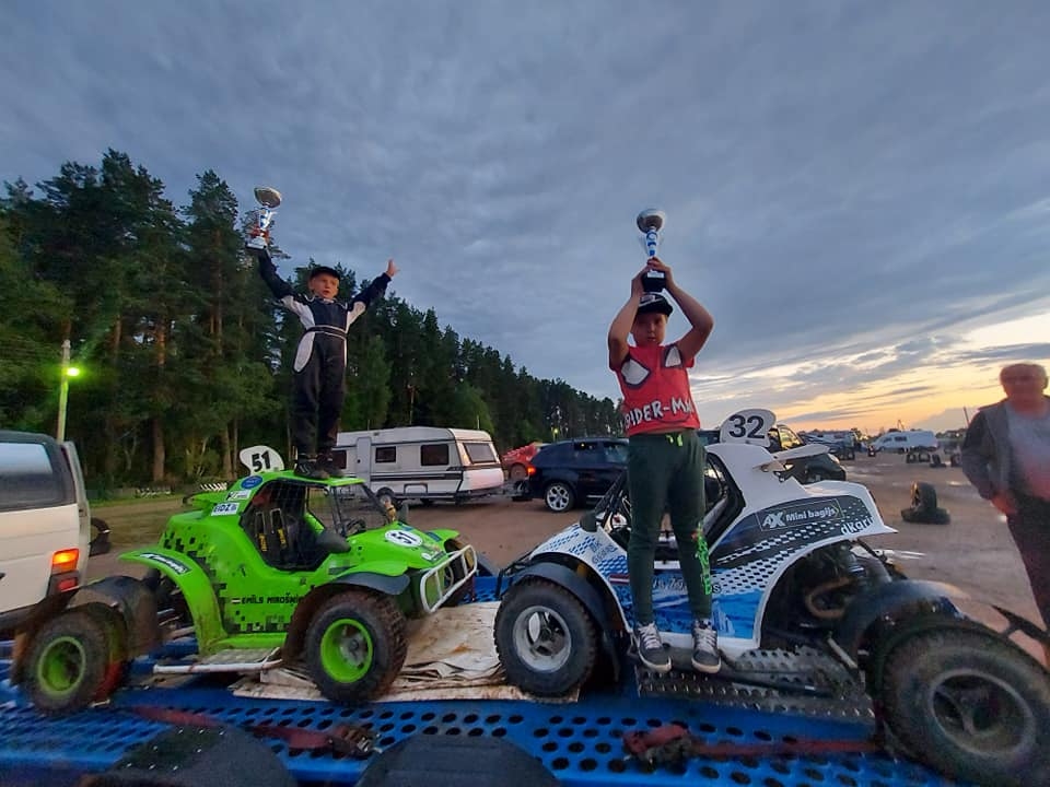 Dubults panākums. 1. vietu izcīnīja koknesietis Emīls Mirošņiks (no kreisās), sudrabs novadniekam Klāvam Žvaginam.                                                                                                                                            Foto no personīgā albuma