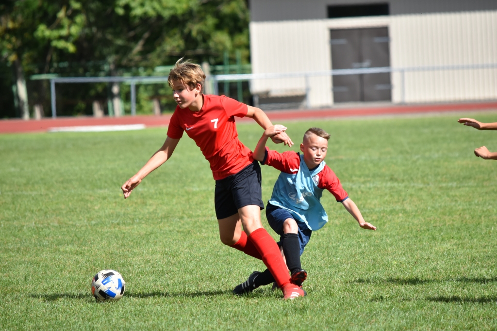 Cīņa par bumbu. Vienības “FK Veina” spēlētājs Lukass Podziava (no kreisās).