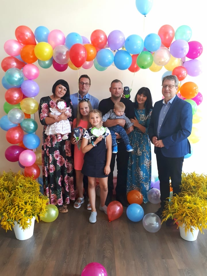 Svinīgs brīdis kopā ar novada domes priekšsēdētāju Daini Vingri. Īpaši izveidotajā  fotostūrītī kopā ģimenes draugi no Bebriem — Svetlana un Raimonds Vites (no kreisās) ar meitiņu Melāniju un Agita un Aivars Leķi ar ceturto bērniņu — dēlu Tomasu.  Priekšplānā — Svetlanas un Raimonda meita Gabriela un Agitas un Aivara meita Egija.
Autors: no Kokneses novada dzimtsarakstu nodaļas