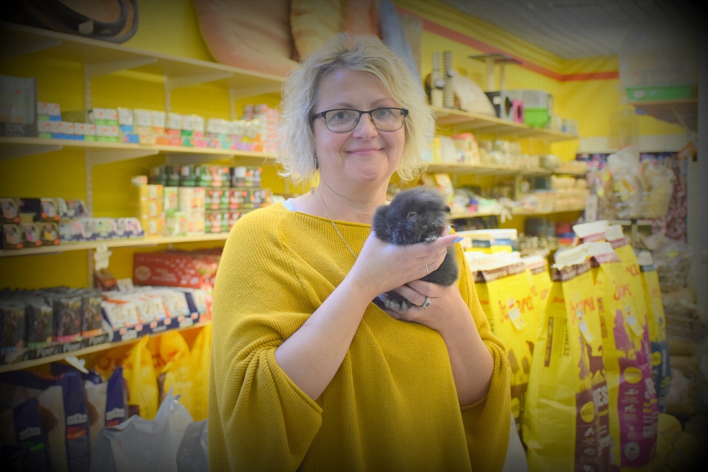 Diāna Pipure. Veikalu tīkla “ZooBums” saimniece ar pundurtrusi veikalā Aizkrauklē.