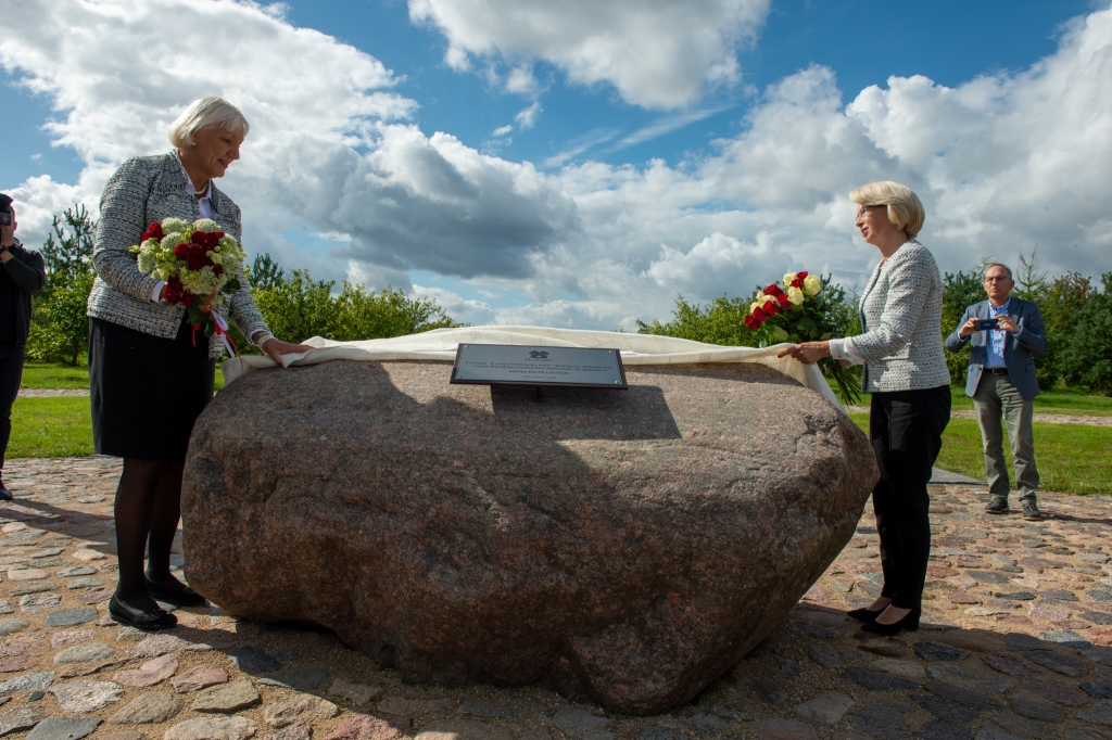 Unikāla vieta latvijā. Biedrības “4. maija Deklarācijas klubs” prezidente Velta Čebotarenoka (no kreisās) un Saeimas priekšsēdētāja Ināra Mūrniece Koknesē, Likteņdārzā, atklāj piemiņas vietu Latvijas valsts dibinātājiem un neatkarības atjaunotājiem.