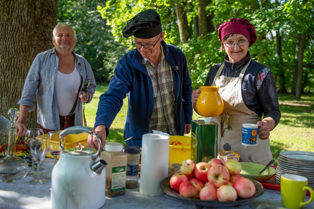 Galds klāts! Viesis Dainis Ormanis (no kreisās) un muižas saimnieki  — Irma un Valdis Tomsoni.
