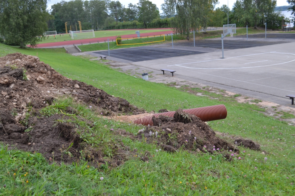 LIETUS LAIKĀ ūdens no vidusskolas piebūves būvlaukuma pa cauruli tek uz sporta laukumiem, bet drīzumā tiks ierīkota ūdens savācējaka un caurules vairs nebūs.