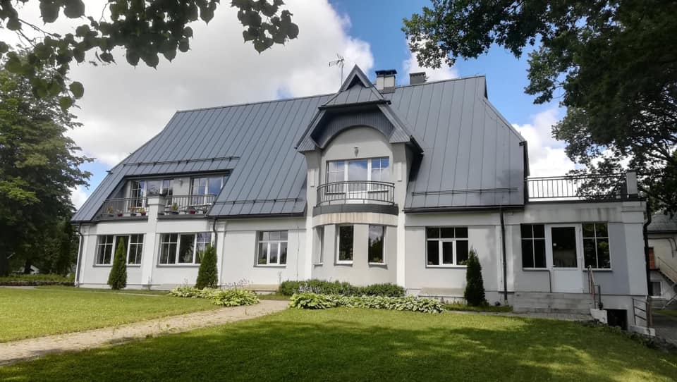 Jauns nosaukums. Līdz šim Skrīveru dienas aprūpes centra ēkai bija nosaukums “Pavasari”. Tagad tas  ir “Sapņi”.  Tas nav nomainīts dienas centra darbinieku kaprīžu dēļ, tam ir objektīvs iemesls. Tas mainīts saistībā ar to, ka “Pavasaru” vārds jau ir kādam īpašumam Skrīveru novadā.  Jauno nosaukumu  “Sapņi” Skrīveru dienas aprūpes centra ēkai izvēlējušies tā apmeklētāji.
Autors: no www.skriveri.lv