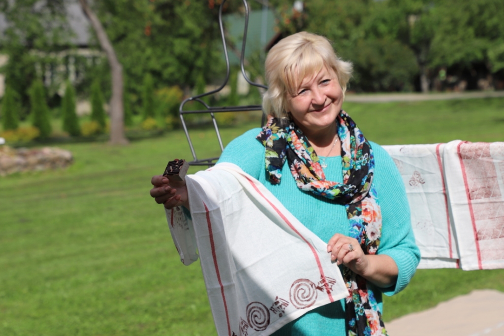 Anita ar apdrukātajiem dvielīšiem.
Autors: Elita Brovacka