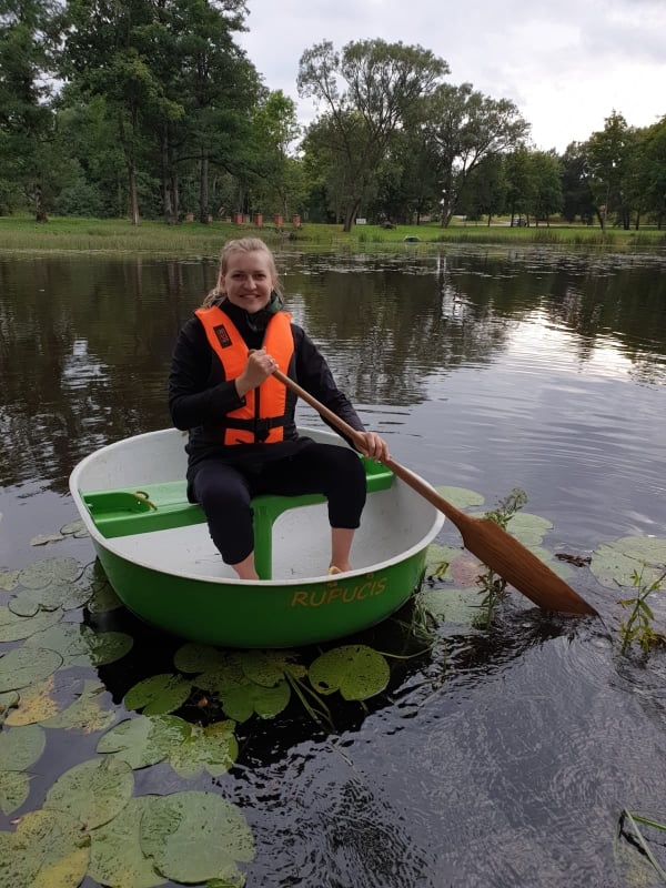 Eksotiskais “rupucis”. Laivas ir pilnībā roku darbs un tiek izgatavotas no stikla šķiedras divu dienu laikā. Izmēri ir mazi (150 x 120 x 38 cm), un svars ir tikai aptuveni 11 kg. Laivu viegli vilkt pa zāli un pāri dažādiem šķēršļiem, tādā var sēdēt pieaugušais svarā līdz pat 110 kg.
Autors: no biedrības