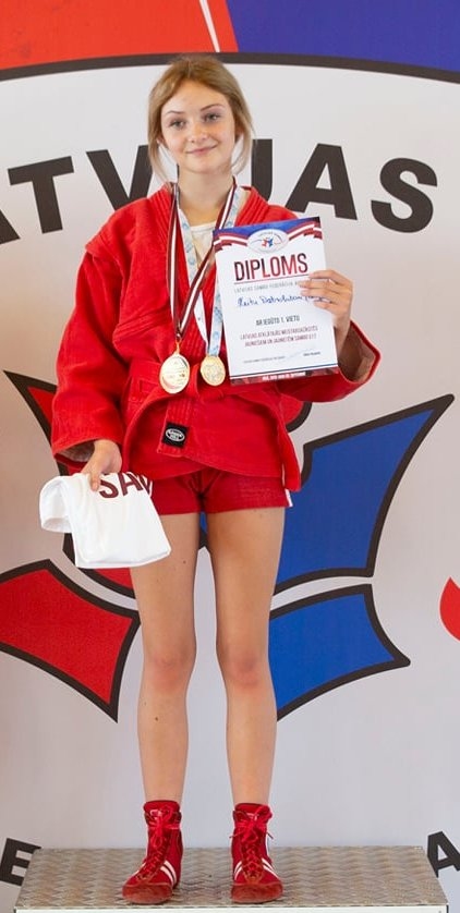 Latvijas čempione. U17 grupā svara kategorijā līdz 52 kilogramiem uzvaru izcīnīja Keita Līdace-Dobroļubova.
Autors: no Latvijas Sambo federācijas