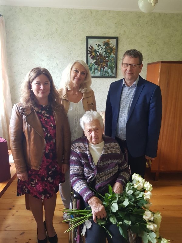 Jubilāri ievērojamajā jubilejā sveica Kokneses novada domes priekšsēdētājs Dainis Vingris un sociālā dienesta vadītāja Baiba Tālmane, lietvede Santa Šmite, pasniedzot 200 eiro naudas balvu.