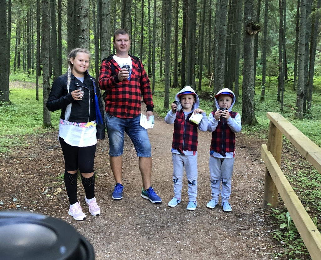 Par aktīvu atpūtu! Aizkrauklietis Igors Prostakovs ar ģimeni pārgājienā.
Autors: no ģimenes albuma