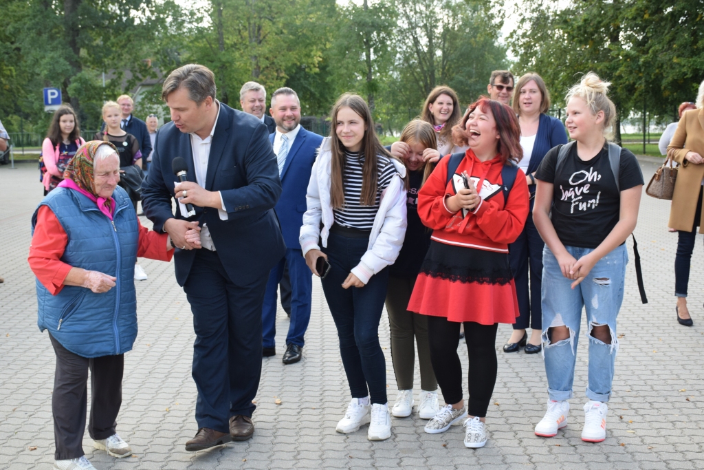 PIRMAIS BRAUCIENS. Anša Bogustova aicināta, pati pirmā no visiem aizkraukliešiem robobusā iekāpa pensionāre Toņa Ločmele, kura pasākumā ieradās apmēram stundu pirms sākuma. Pirmajā braucienā devās arī drosmīgākie Aizkraukles jaunieši. “Zirga ātrums!” pēc brauciena sacīja Toņa Ločmele. Savukārt jaunieši brauciena sajūtas novērtēja kā “foršas” un “labas”, tomēr spocīgi licies, ka automašīnai nav stūres un vadītāja.