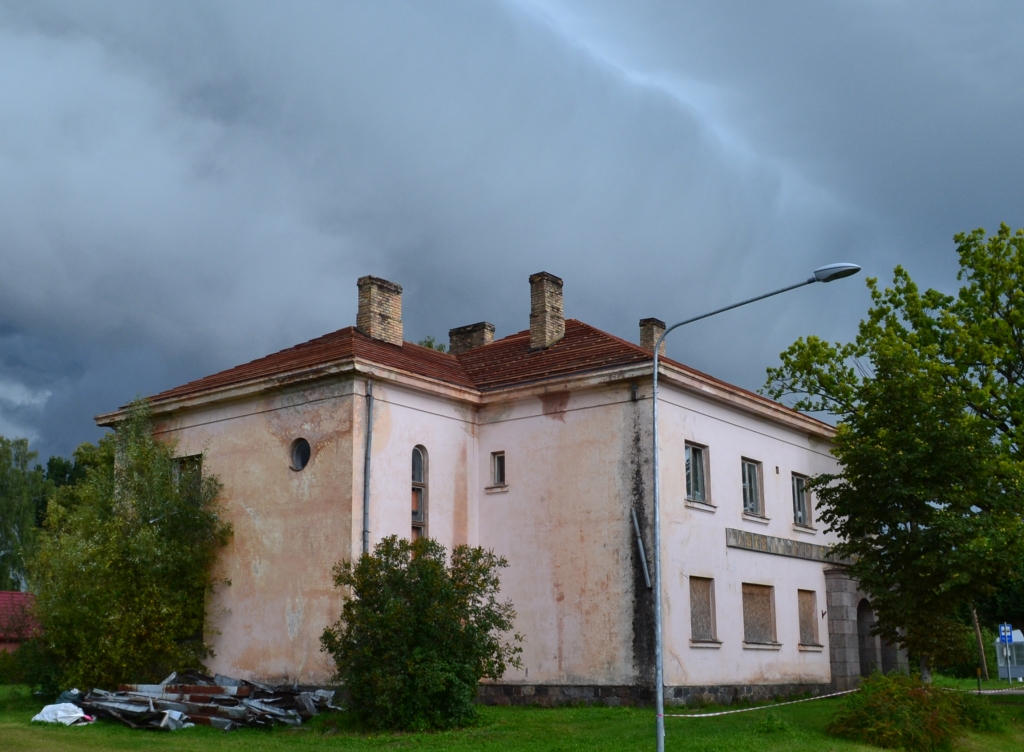 Pasargās no lielākiem bojājumiem. Daudzevas vecajai pasta ēkai maina jumtu, lai tās tehniskā kārtība nepasliktinātos.