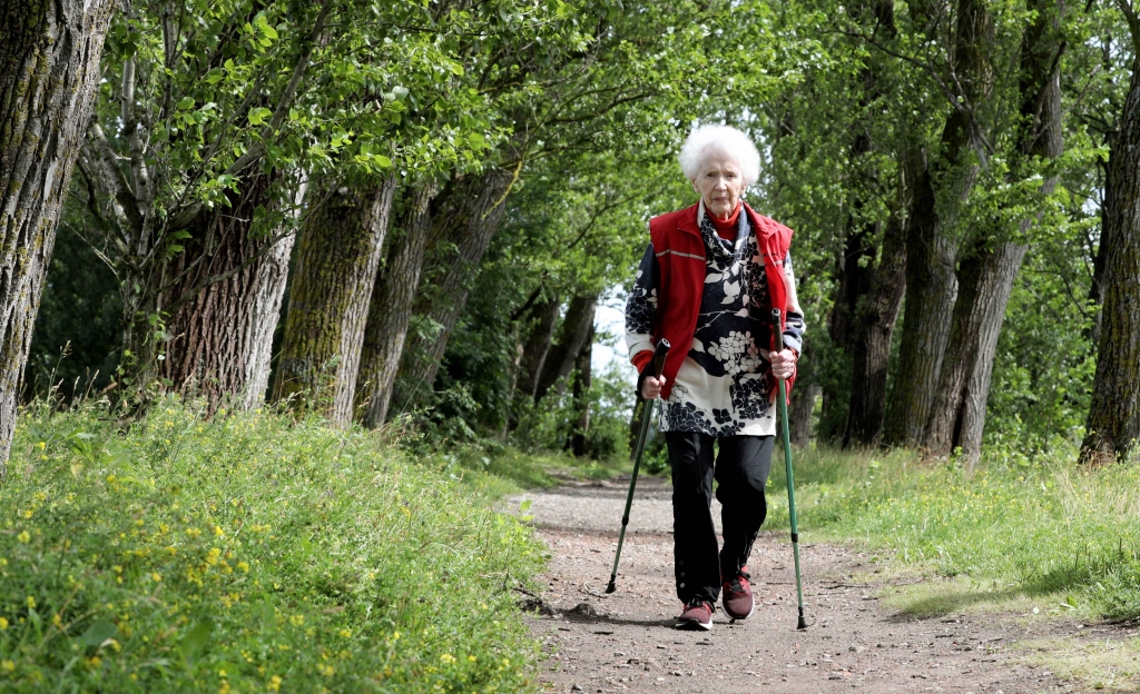 90 gadu vecā Aina Margarēte Pūliņa no Dundagas kļuvusi par Eiropas sporta nedēļas “Be active” nūjošanas vēstnieci un aicina visus kustēties, kamēr vēl var pakustēties.
Autors: no beactivelatvia.lv
