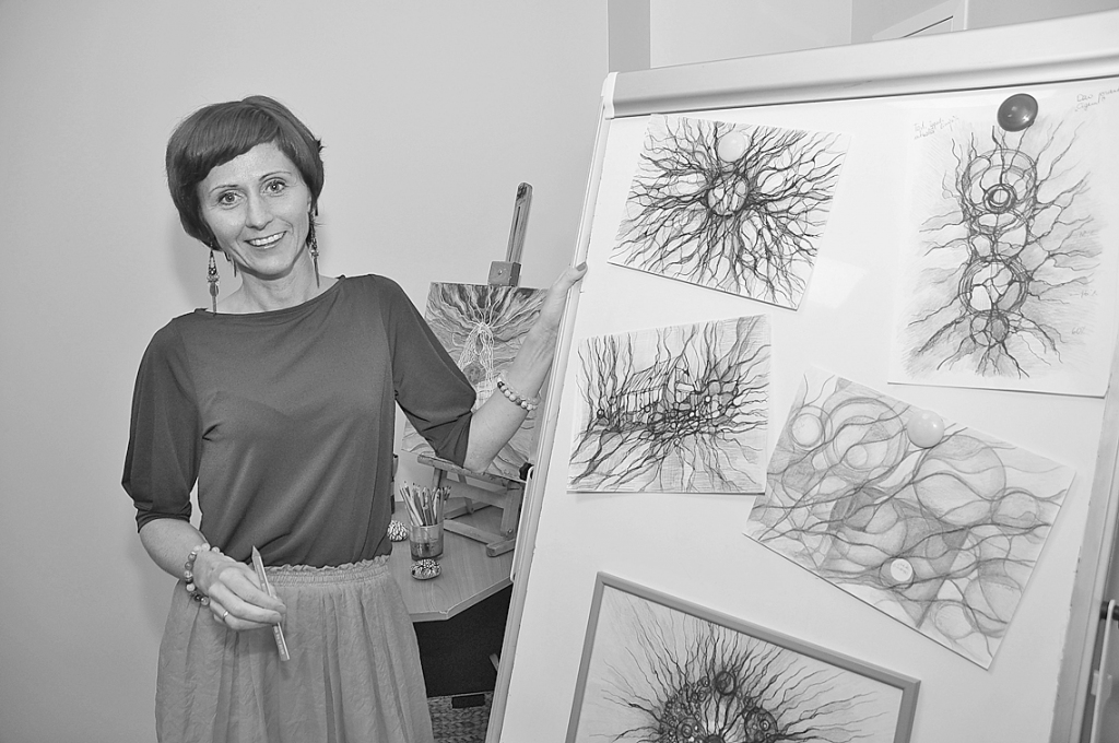 Sanda Eižvertiņa brīdina, ka ar zīmēšanu vien no stereotipiskajām rīcībām neatbrīvosies: “Tas jebkurā gadījumā būs darbs ar sevi. Lietas notiek, ja tu par tām iestājies un dari. Taču, lai jaunajam būtu, kur ienākt, vispirms ir jāizpilda mājasdarbs.”
Autors: Daiņa Ģelža foto