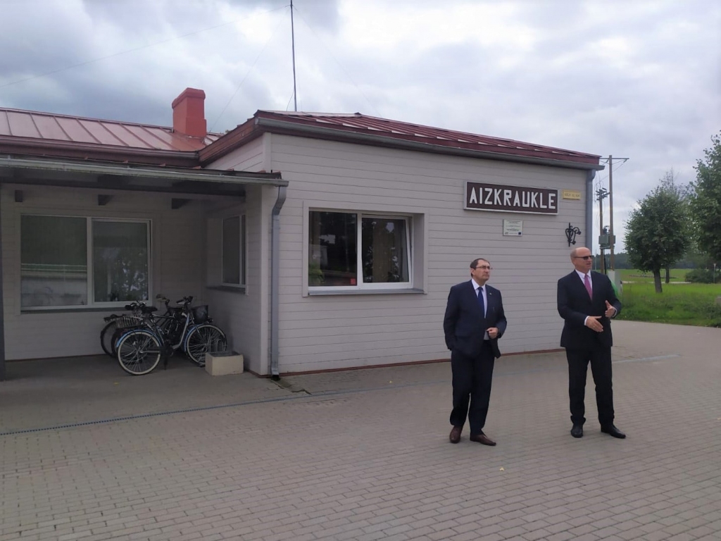 Satiksmes ministrs Tālis Linkaits (no kreisās) un Aizkraukles novada domes priekšsēdētājs Leons Līdums pārrunāja, ka kopīgā sadarbībā nākotnē Aizkraukles dzelzceļa stacijas apkārtnē iespējams veidot ērtu vidi braucējiem.
Autors: no Satiksmes ministrijas