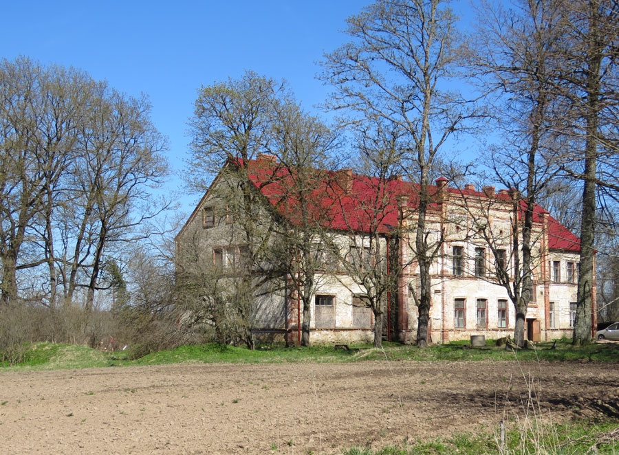 Seces “Vecā skola” — šī ir ēka, kurā pašvaldības īres dzīvokli piedāvā jaunjelgavietei Edītei. Ēka izskatās diezgan drūma un pat pirmajā mirklī neapdzīvota, taču tai pirms dažiem gadiem uzklāts jauns jumts un izremontēti daži dzīvokļi.
Autors: no “Staburaga” arhīva