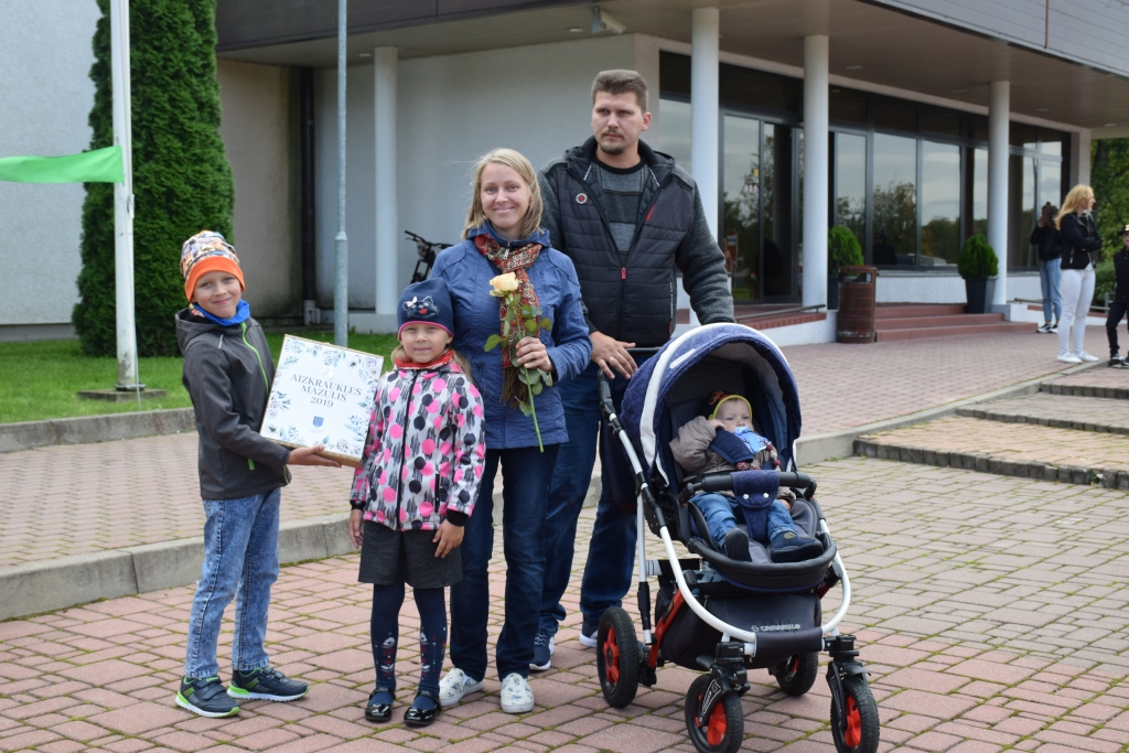 Trešais bērniņš. Lāsmas un Kaspara Zundmaņu ģimene pagājušajā gadā kļuva vēl kuplāka —  jaunākajam dēlam Mikum jau 11 mēneši. Par to prieks arī brālītim  Gvido un māsai Leldei.